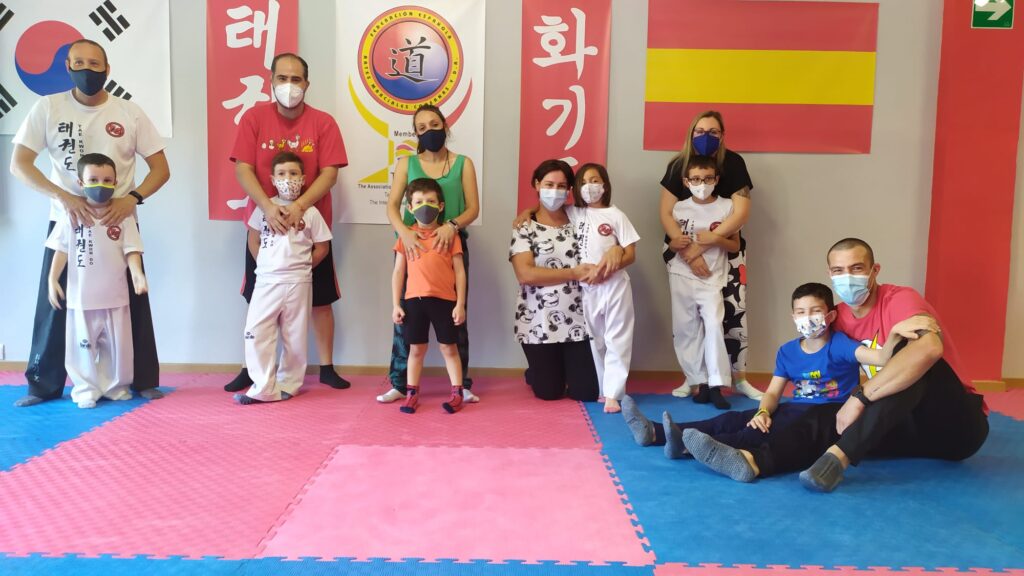 Foto final del taller de defensa personal entre padres e hijos